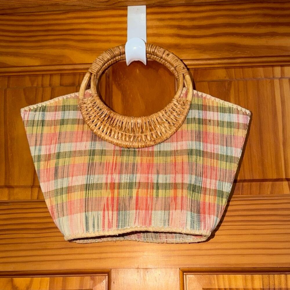 Straw vintage purse! Adorable wicker handle!